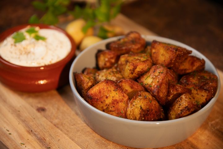 Ingenting er så godt som ovnsbake poteter med masse smak. Koker du de først blir de skikkelig crispy!