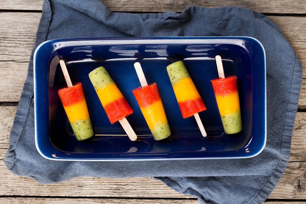 Hjemmelaget fruktis med tre lag – fargerik, frisk og perfekt for små og store som vil ha mer enn én!