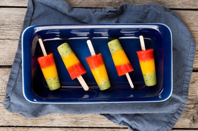 Hjemmelaget fruktis med tre lag – fargerik, frisk og perfekt for små og store som vil ha mer enn én!