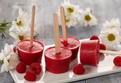 Fryst smoothie er en morsom dessert å lage, og gjerne sammen med barna. Her er bringebær brukt, men du kan gjerne bruke andre bær, om du ønsker det.