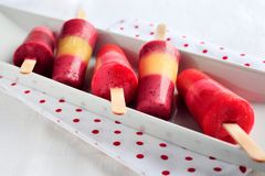 Hjemmelaget lollipop lager du enkelt ved å fryse ned smoothie lagvis i isformer. Alt av frukt og bær kan brukes