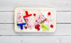 Enkle og smakfulle yoghurtis på pinne med bringebær.