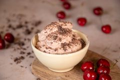 Hjemmelaget iskrem blir ikke enklere enn dette! Du trenger bare fryse bærene og blende ingrediensene, og vipps så har du en nydelig sommer-dessert.