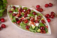 En skikkelig sommersalat med saftige moreller, crunchy grønnsaker, fetaost og bacon. Nyt den med godt brød eller som en siderett.