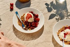 PRøv grillede moreller! Morellene karamelliseres på grillen – det passer perfekt balansert med sprø granola og fløyelsmyk iskrem.