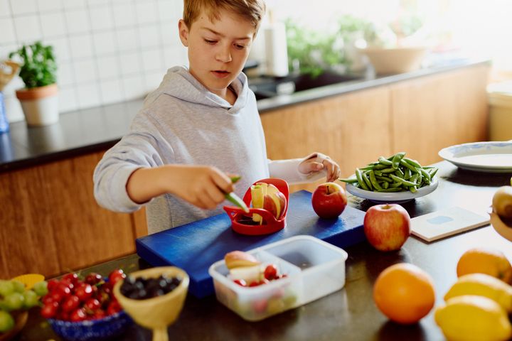 Opplysningskontoret for frukt og grønt oppfordrer til fargerike matpakker som dette - men hverdagen viser ofte noe annet, og utviklingen går feil vei med alderen.