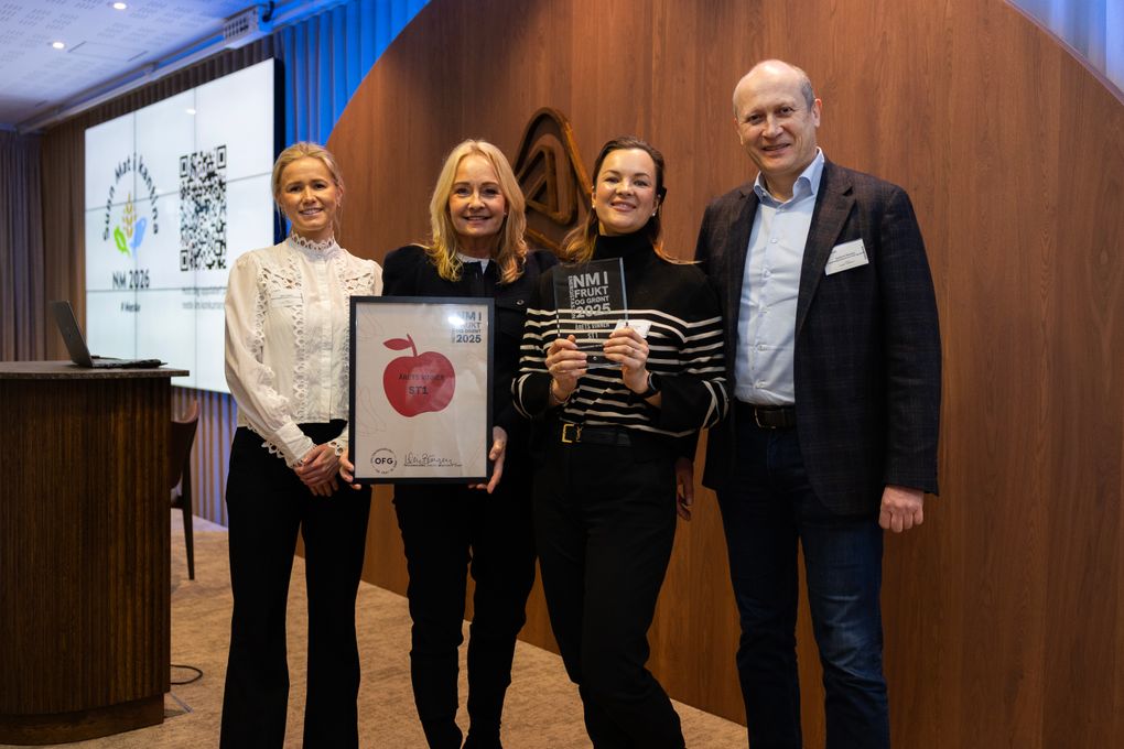 St1 mottok i dag heder og ære for sin satsning på mer frukt og grønt på sine stasjoner. f.v. Prosjektleder Iselin Sagen v.OFG, Hæge Vagle fra St1, Sima Macdonald fra St1 og direktør og jurymedlem Guttorm Rebmes fra OFG.
