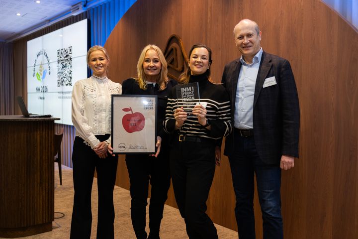 St1 mottok i dag heder og ære for sin satsning på mer frukt og grønt på sine stasjoner. f.v. Prosjektleder Iselin Sagen v.OFG, Hæge Vagle fra St1, Sima Macdonald fra St1 og direktør og jurymedlem Guttorm Rebmes fra OFG.