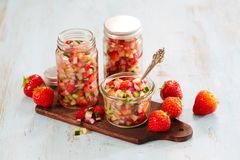 Jordbærsalsa med agurk og rødløk