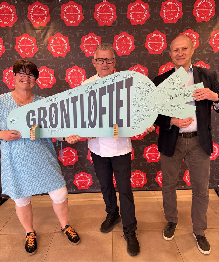 Norske Kokkers Landsforening har signert Det store norske Grøntløftet. Guttorm Rebnes (Opplysningskontoret for frukt og grønt), Espen A. Wasenius (Norges Kokkers Landsforening) og Anne Mette Johnsen (Stiftelsen Norsk Mat) markerer at NKL blir en del av Det store norske Grøntløftet.