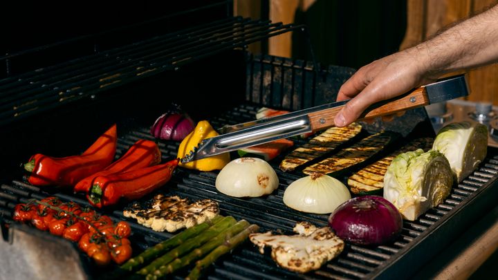 Kutt grønnsaker i grove biter eller hele som dem er, som her, og legg rett på grillen med litt olje og salt. Ganske enkelt!