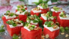 Perfekt til grillmat og som tapas: vannmelon med fetaost og pinjekjerner