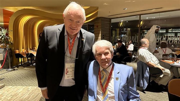 Arne Bård Dalhaug, 1. visepresident i NIF, med den ukrainske paralympiske presidenten Valeriy Sushkevych. Foto: Norges idrettsforbund.