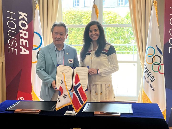 NIF signerte i dag en intensjonsavtale om et fireårig idrettssamarbeid med Sør-Korea (ROK). Fra venstre president Kee Heung LEE for Korean Sport & Olympic Comitte (ROK) og idrettspresident Zaineb Al-Samarai. Foto: Norges idrettsforbund