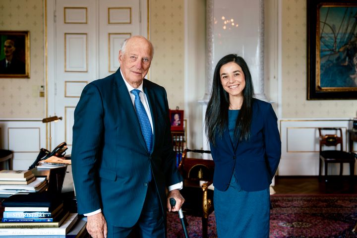 H.M. Kong Harald og idrettspresident Zaineb Al-Samarai.