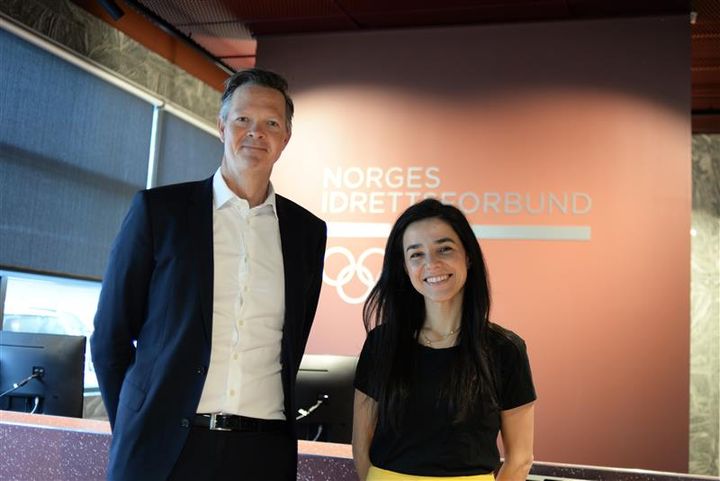 Administrerende direktør, Philipp Engedal i Coop Norge og idrettspresident, Zaineb Al-Samarai signerer samarbeidsavtale for å redusere økonomiske barrierer for barn og unge sin idrettsdeltakelse.