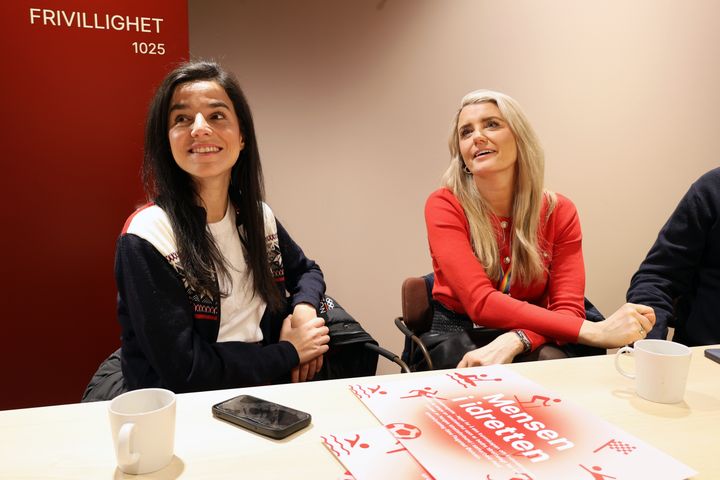Idrettspresident Zaineb Al-Samarai og håndballpresident Randi Gustad er begge veldig glad for at idretten har fått sin egen menstruasjonsguide.