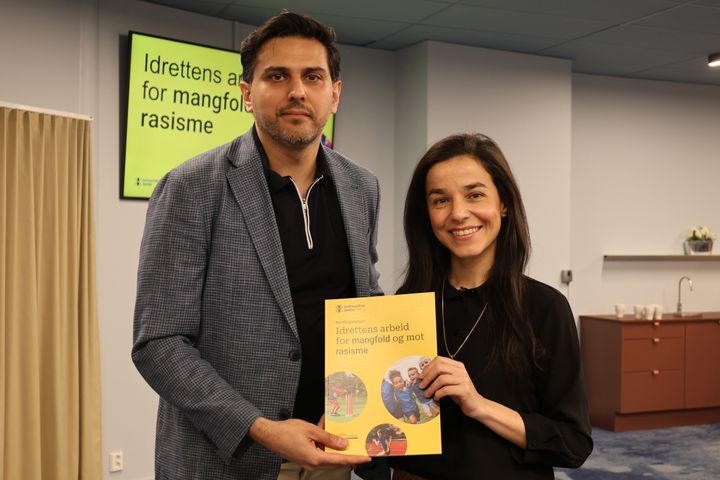 Umar Ashraf, daglig leder i Antirasistisk Senter, og idrettspresident Zaineb Al-Samarai.