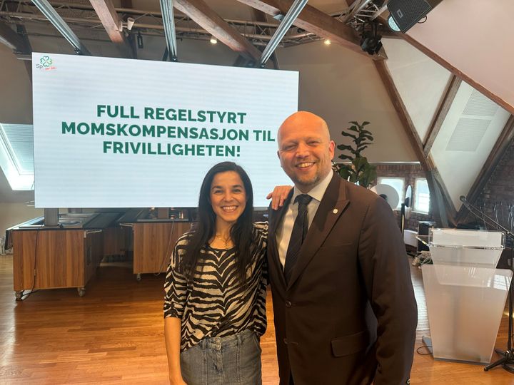 Idrettspresident Zaineb Al-Samarai ble invitert til Senterpartiets stortingsgruppe for å feire det historiske vedtaket hvor momskompensasjonen for frivilligheten nå blir regelstyrt.