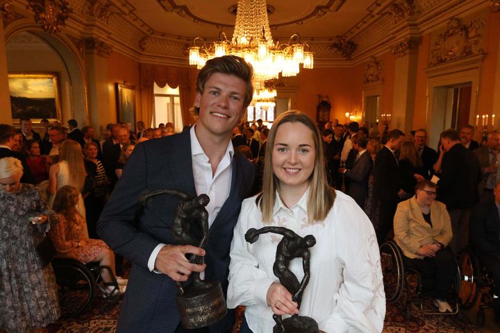 Johannes Høsflot Klæbo og Vilde Nilsen ble tildelt Fearnleys olympiske og paralympiske ærespris under regjeringens mottakelse i dag.
