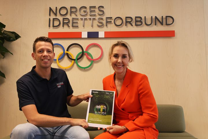 Sondre Sande Gullord, visepresident i Norges idrettsforbund, og Cecilia Flatum, CEO i Deloitte Norge, med trendrapporten «Idretten mot 2040».