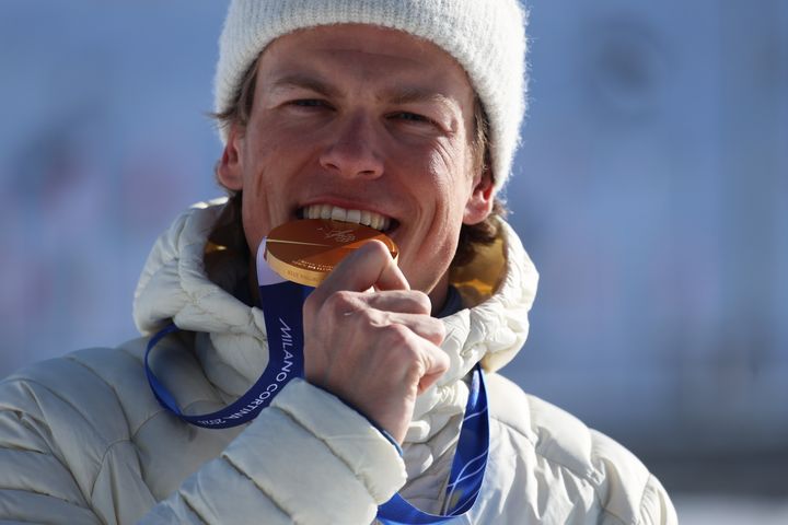 Johannes Høsflot Klæbo med ett av sine mange gull under vinterlekene i Milano-Cortina.