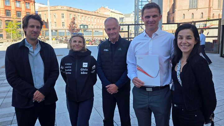 I dag leverte alle 55 særforbund i norsk idrett et opprop til Kulturdepartementet med krav om et nytt nasjonalt toppidrettssenter. Fra v. Ola Keul, gen.sek i Skiforbundet, Emilie Nordskar, gen.sek i Skiskytteforbundet, Runar Bålsrud, friidrettspresident, Erlend Hanstveit, statsekretær i Kulturdepartementet og idrettspresident Zaineb Al-Samarai.