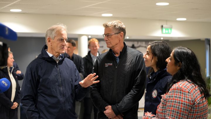 Statsminister Jonas Gahr Støre, toppidrettssjef Tore Øvrebø, idrettspresident Zaineb Al-Samarai og kultur- og likestillingsminister Lubna Jaffery på Olympiatoppen mandag 28. september, der de gode nyhetene om nytt nasjonalt toppidrettssenter ble formidlet til idretten fra statsministeren og kultur- og likestillingsministeren.