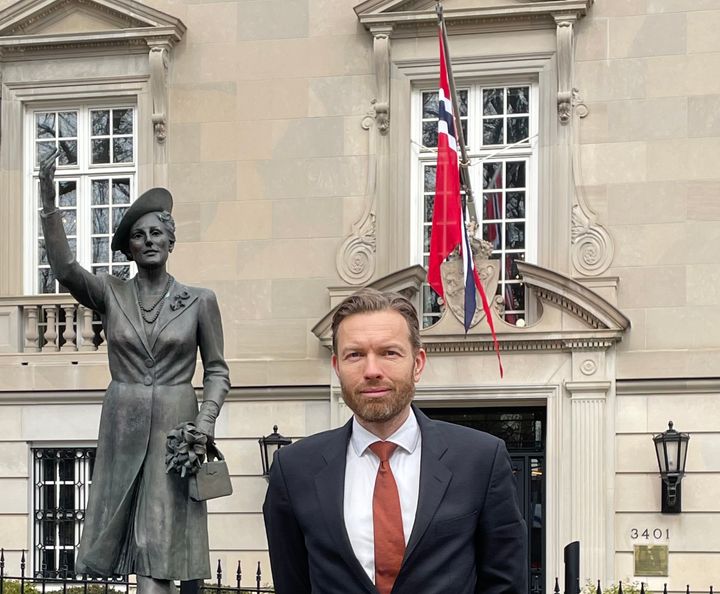 Thomas Sevang utenfor Norges ambassaden i Washington D.C.