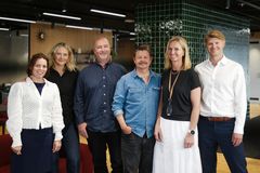Gullpollenjury 2025. Fra venstre Vibeke Lewin, Johanne Akerø, Marius Eriksen, Ole Henrik Stubberud, Anne-Lise Mørch von der Fehr, Sigurd Brekke. Veslemøy Østrem, Ahmed Hassan og Ingrid Lea var ikke tilstede.