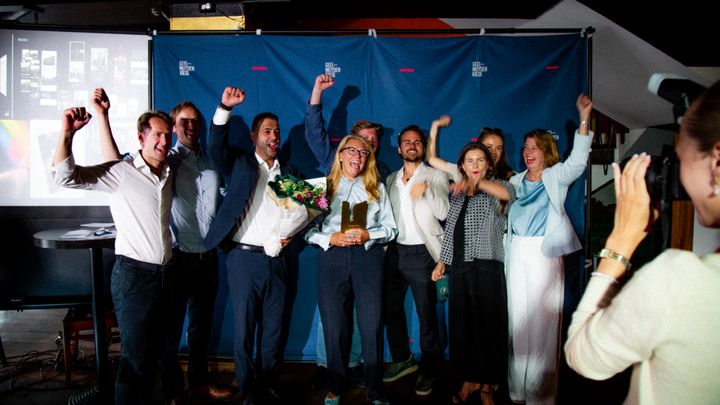 EY tar imot prisen på scenen i Symposium. I midten foran: Administrerende direktør Arban Dab og bærekraftsdirektør Nina Rafen i EY Norge.