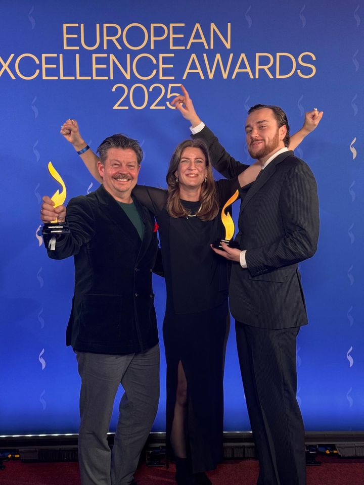 Gullstemning i Berlin! Fra venstre: Ole Henrik Stubberud (partner og kreativ leder i Geelmuyden Kiese Norge), Sara Wikberg (VD i Geelmuyden Kiese Sverige) og Philip Atkinson (juniorkonsulent i Geelmuyden Kiese Sverige)