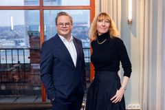 Stolte vinnere - Rolf Ellingsen Aaneland, adm. direktør i Geelmuyden Kiese Norge og Karne Lykkebo, konserndirektør Geelmuyden Kiese Gruppen.