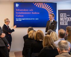Infrastruktur- og boligminister Andreas Carlson (KD) besøkte Geelmuyden Kiese. Samtalen ble ledet av Jonas Hellman.