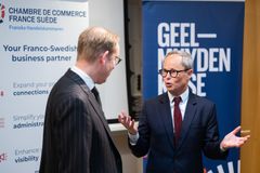 Tidligere utenriksminister i Sverige Tobias Billström deltok på et seminar arrangert i samarbeid med det franske og det polske handelskammeret. Jonas Hellman i samtale her.