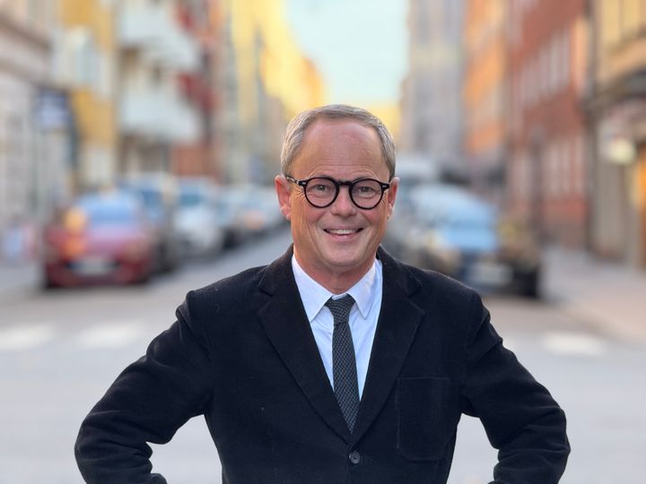 Jonas Hellman er seniorrådgiver i Geelmuyden Kiese Sverige og en mye brukt kommentator i svenske medier om politikk, samfunn og internasjonale spørsmål.