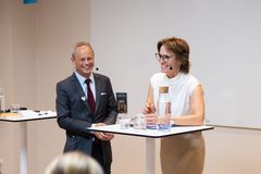 Jonas Hellman, Geelmuyden Kiese i Sverige og Jessika Roswall, EU-kommissær med ansvar for miljø, vann og en konkurransedyktig sirkulærøkonomi