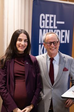 Over hundre gjester kom for å lytte da Sveriges klima- og miljøminister Romina Pourmokhtari besøkte Geelmuyden Kiese. Jonas Hellman ledet samtalen.