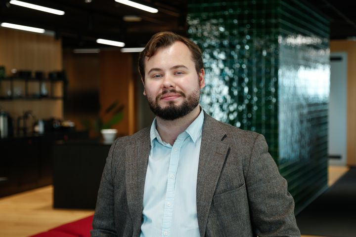 Balder Haarklou Jensen, seniorkonsulent, kommer til Geelmuyden Kiese med ballast og erfaring fra E24.no, Altinget.no, SINTEF og NTNU.