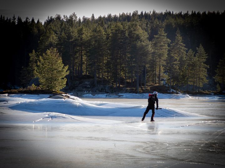 Skøyting på våris, Børtevann 7. mars 2020. Foto Kjetil Melvold/NVE.