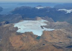 Langfjordjøkelen 29. august 2024. I bakgrunnen ses to andre breer i Vest-Finnmark, Svartfjelljøkelen til venstre og den vestlige delen av Øksfjordjøkelen til høyre.