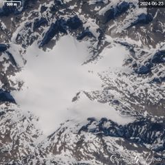 Sentinel-2 satellittbilder av Langfjordjøkelen i perioden 23. juni til 14. august viser hvordan årets snø forsvinner fra breen, og breflaten i lyseblått kommer fram. Allerede i begynnelsen av august var det knapt noe snø igjen.