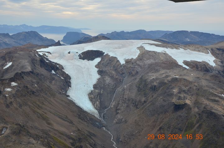 Langfjordjøkelen med den østlige utløperen som NVE måler på i forgrunnen. Fotografert 29. august 2024.