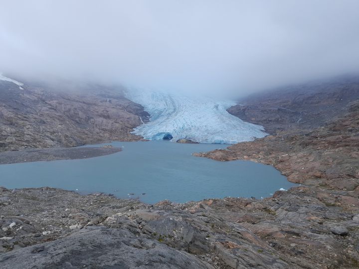 Austre Okstindbreen, Nordland. Siden målingene startet på ny igjen i 2006 har breen smeltet tilbake 480 meter og en bresjø har blitt dannet. Breen var en av breene som smeltet mest tilbake i 2024.