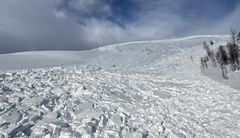 Snøskred kan løsne av seg selv og bli store.