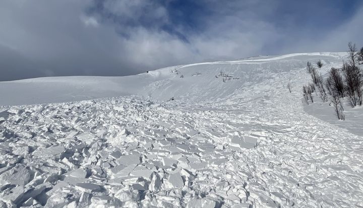 Snøskred kan løsne av seg selv og bli store.