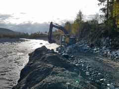 Bildet viser arbeid med erosjonssikring ved Dokka i Nordre-Land.