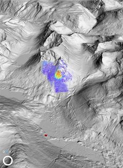 3D-visualisering som viser hvilken del av Skarfjellet som er i bevegelse. Blått er areal uten bevegelse, mens gult til røde farger angir de delene av fjellpartiet som er i bevegelse. Områder uten farger ligger utenfor måleområdet.
