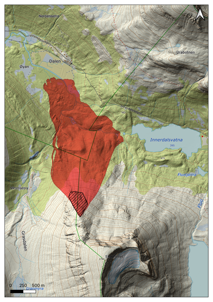 Figur 1: Kartet viser området som kan bli utsett for skred frå Skarfjellet (markert i raudt). Det svarte skraverte området er losneområdet. Kommunen og NVE rådar folk til å ikkje ferdast innanfor det raude området inntil vidare.