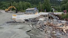 Under ekstremværet Hans ble elveløpet i nedre del av Kvinda ødelagt. Et skred førte med seg store steinmasser, trær og annet materiale.
